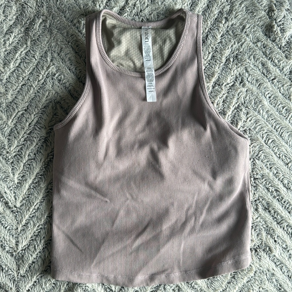 Vuori crop top with the built in bra